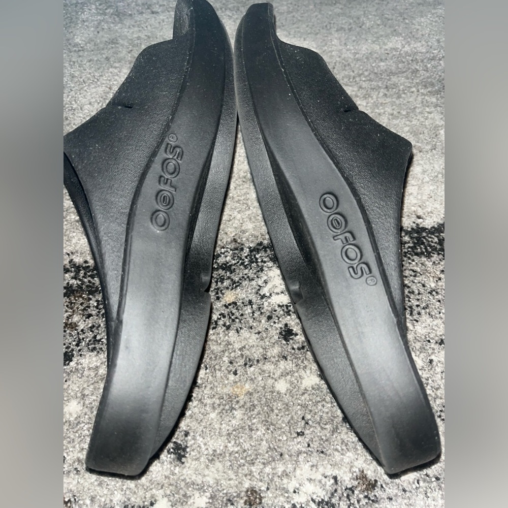 WOMEN'S OOMEGA OOAHH SANDAL - BLACK